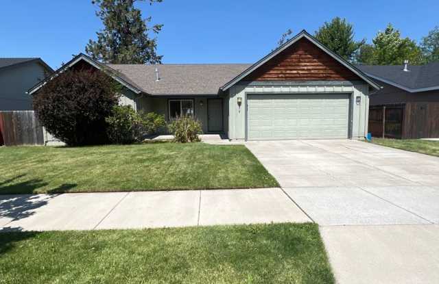 SE Bend House, Gas Heat/Fireplace, Fenced Yard, Dbl. Garage, Pets Considered!