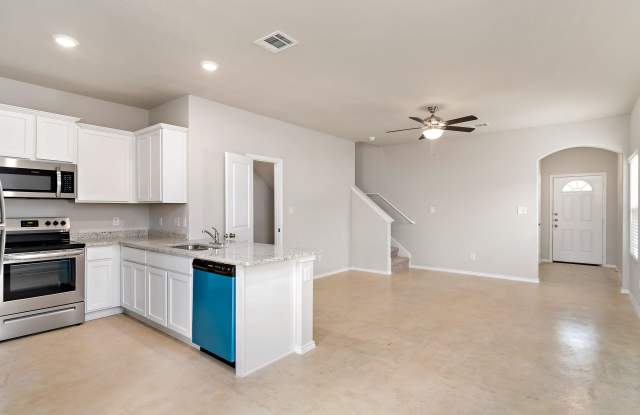 3 Bed / 2.5 Bath Duplex with Private Yard