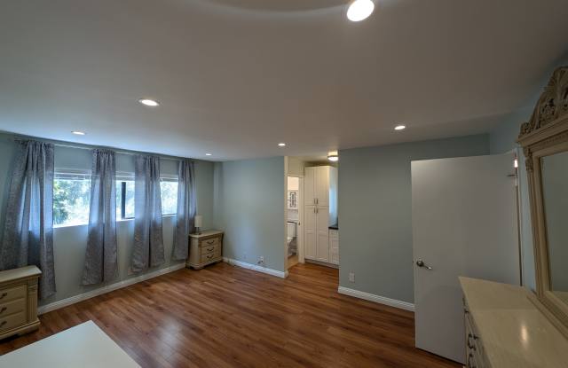 7515 Winnetka Avenue