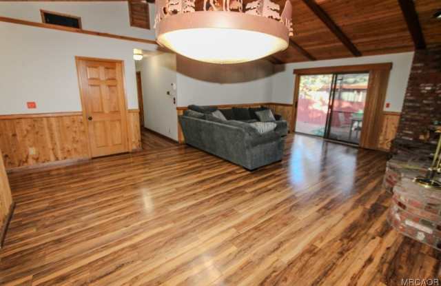 401 E Angeles Boulevard