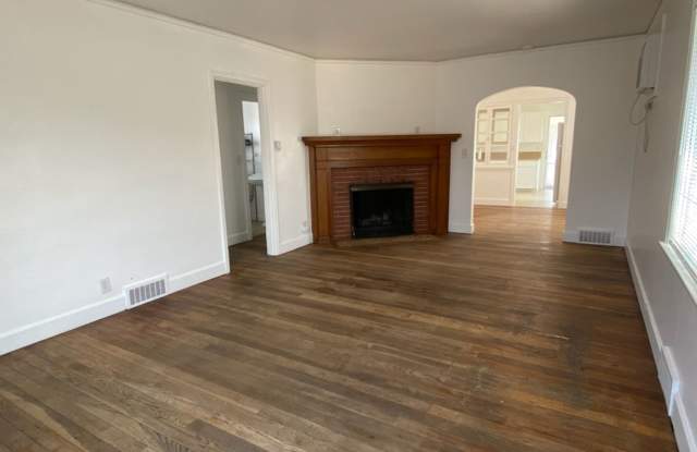 Charming 3 bed/1 bath home!