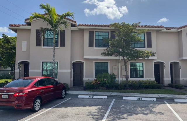 Stylish 3-Bed, 3-Bath Townhouse Oasis in Riviera Beach