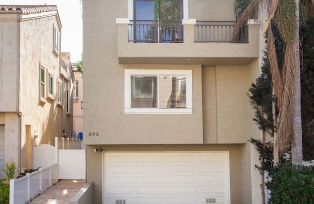 SPACIOUS, TRI-LEVEL, 3BR3.5BA HOME W/ ROOFTOP DECK, BALCONY, YARD  2-CAR GARAGE + DRIVEWAY JUST 50 FT TO GREENBELT  BLOCKS TO PIER AVE, PARK, GREENBELT  LESS THAN 1/2 MILE TO BEACH!!