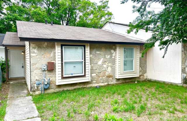 **APPLICATION RECEIVED** Convenient 2 Bedroom 1 Bath Home NEAR Randolph AFB! - 6812 Oldham Drive, Bexar County, TX 78239