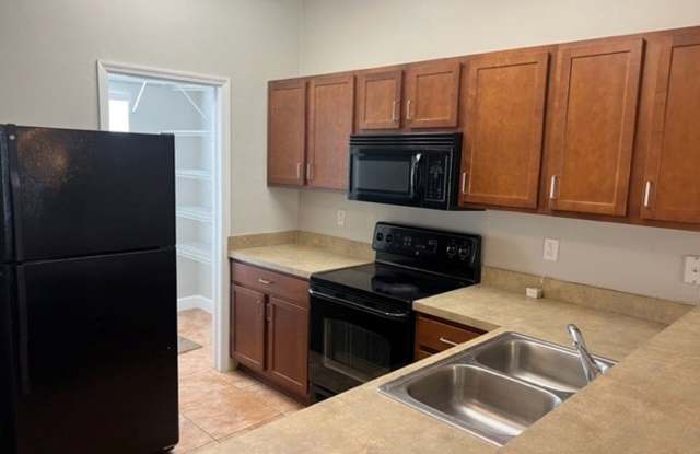 Great Location for this 2 bedroom 2 1/2 bath in Woods Edge South