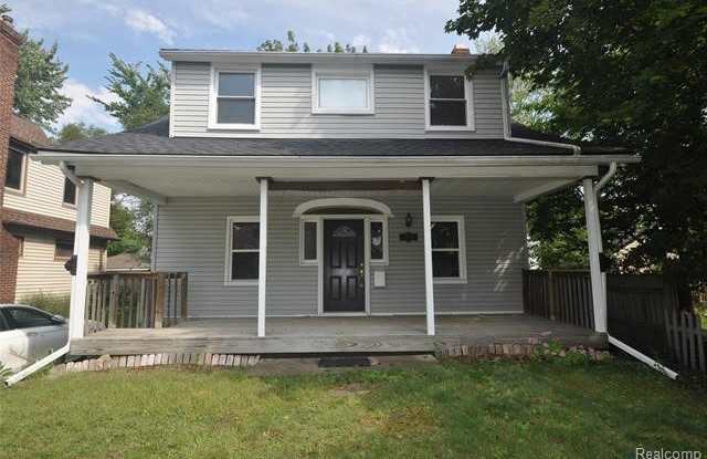 1924 PINECREST Drive