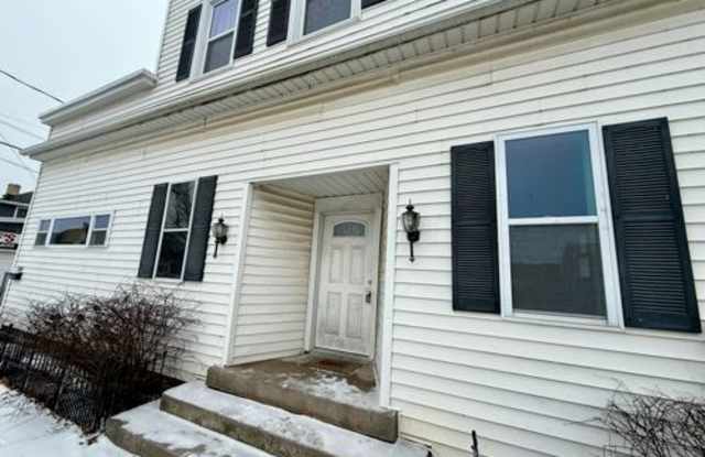 Photo of 1215B Broadway Ave.