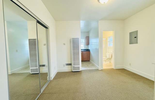 LIGHT AND BRIGHT STUDIO RIGHT OUTSIDE OF DOWNTOWN! $1,395/mo!!!