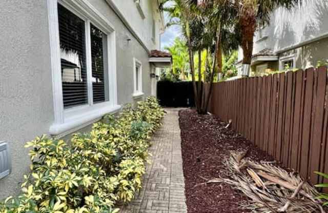 2706 Ne 30th Pl