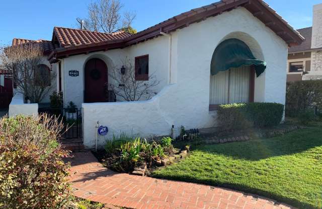 3 Bedroom, hardwood floors, garage, A/C, Solar