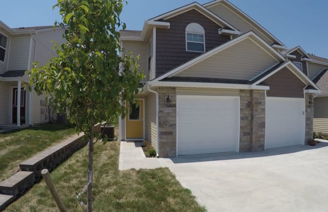 232 N Pointe Ln - 232 Pointe Ln, Raymore, MO 64083