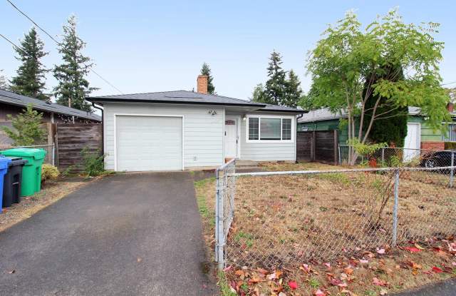 3 Bedroom SE Portland Ranch w/Nice Yard  Updates- Minutes to SE Woodstock Shopping  Dining - 6405 Southeast Knight Street, Portland, OR 97206