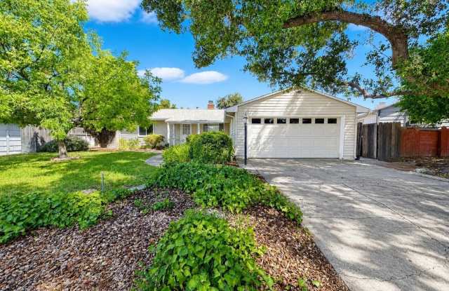Bright & Spacious 3-Bedroom Home with Expansive Yard in Sacramento