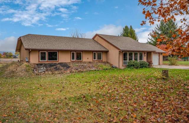 Farmhouse 3 bed 2 bath with 4.9 acres