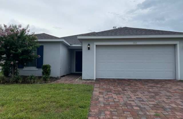 1321 Lucerne Loop Road NE