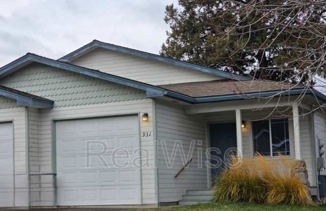 931 NE Hidden Valley Dr