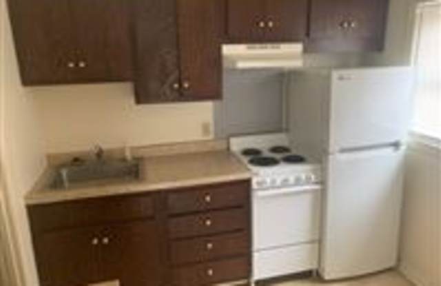 414 1/2 E Lawrence St