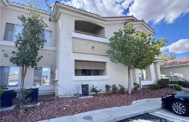 Resort-Style Red Bluffs Condo with Den, Walk-In Closets & Pool Access