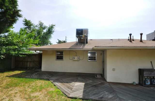 2 Bedroom 1 Bath Duplex located in Hampton