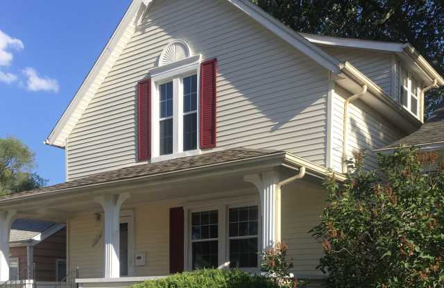 1048 Rosewood St