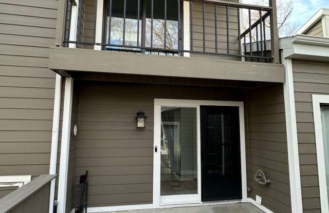 2 Bedroom, 2 1/2 Bathroom Townhome located near hospitals and colleges!