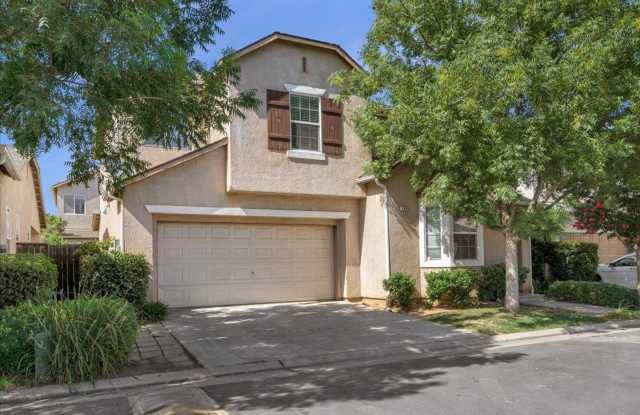 Spacious 4 Bedroom Home in North Clovis Gated Community