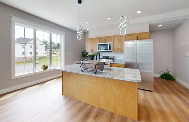 One Private Bedroom/Bath in Spacious 5BR/5BA Townhome Near UTK