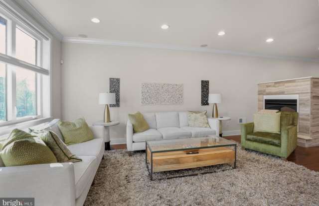 2218 E FLETCHER STREET