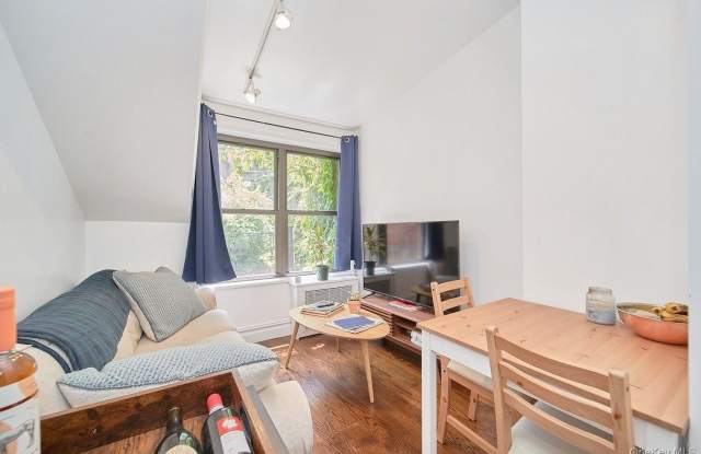 226 W 13TH Street
