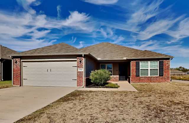 Beautiful 3 Bedroom 2 Bath Home With Storm Shelter in Mustang Schools