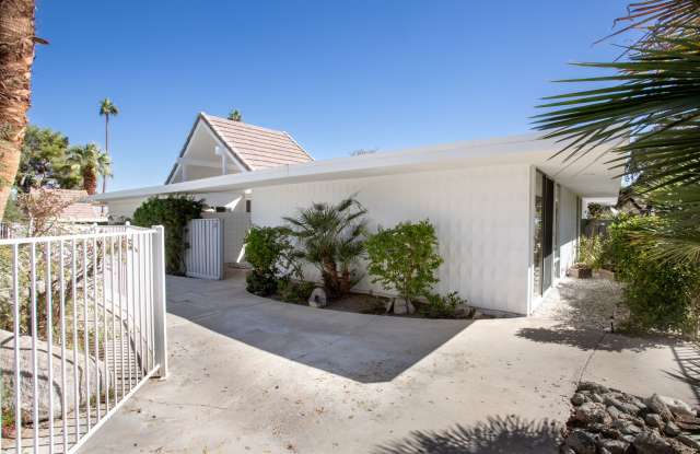 Mid-Century in Rancho Mirage!