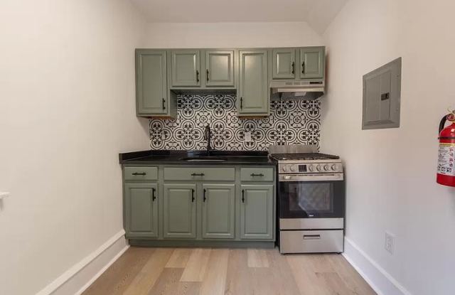 Photo of 606 W Maple Ave