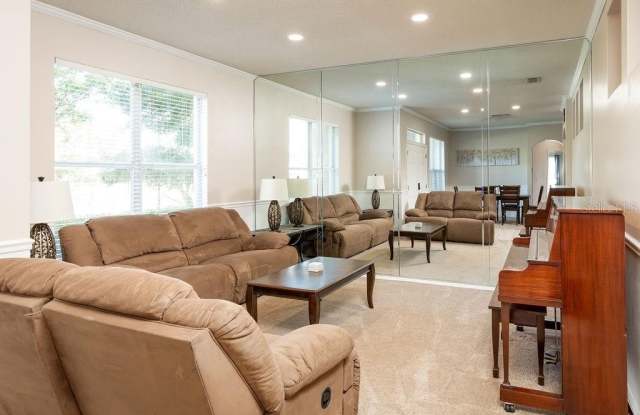 1672 SPARKLING WATER CIRCLE