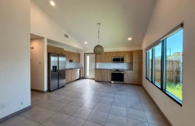 Photo of 1321 East Iris Avenue - 4