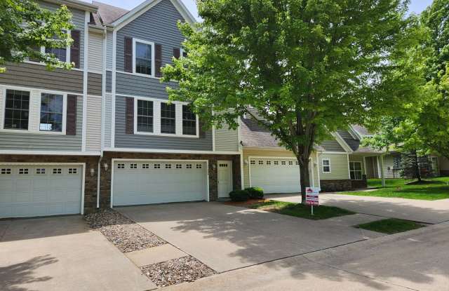 2-Bedroom, 2.5-Bath Urbandale Townhome with 2-Car Garage & Deck