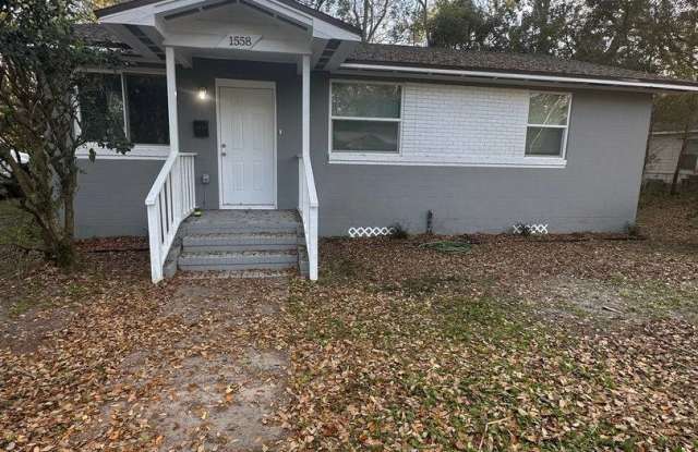 Renovated 3/2 Single Family home- Available for Immediate move in! photos photos