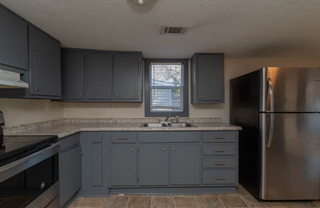 $1,150 - 3 bed/1 bath house for rent in Harrisburg, with fenced back yard!
