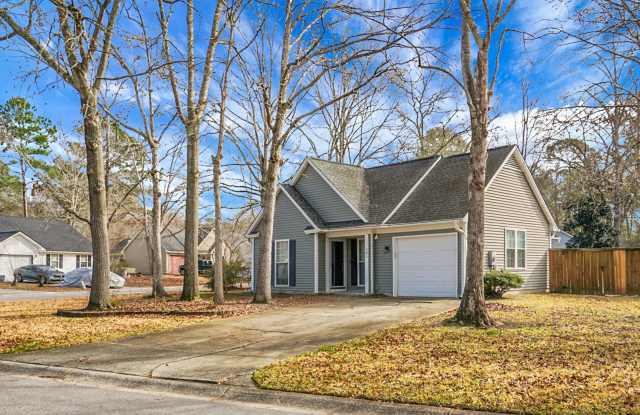 Charming 3 Bedroom 2 bathroom ready for you to call home!