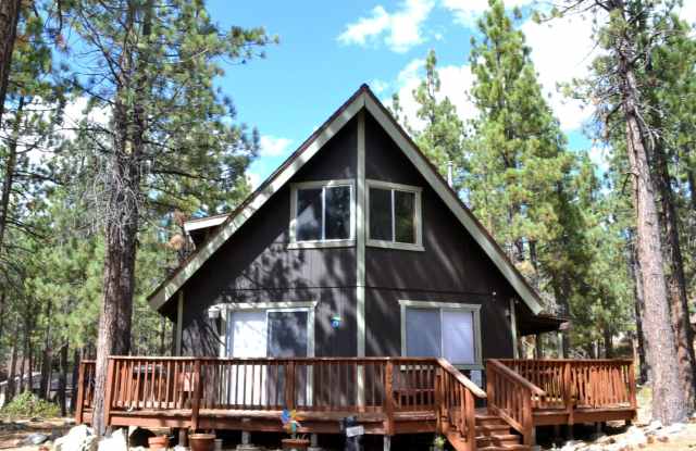 Cozy Cottage located Near Heavenly Ski Area! Avail. for a 3-6 month Seasonal lease starting 05/23/24! - 1366 Donner Lane, South Lake Tahoe, CA 96150