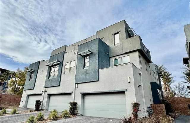 Gorgeous Townhome in Resort Style Community in Summerlin!