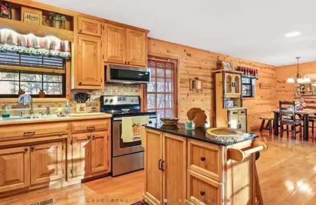 18 Wolf Den Valley Road