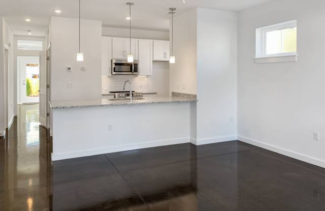 2 Bedroom, 2 Bathroom downstairs unit in Manchester! Tons of natural light, modern look