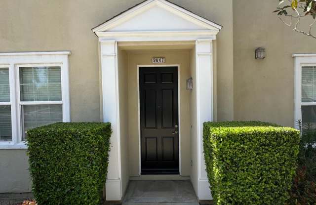 Spacious Townhome in Ventura!