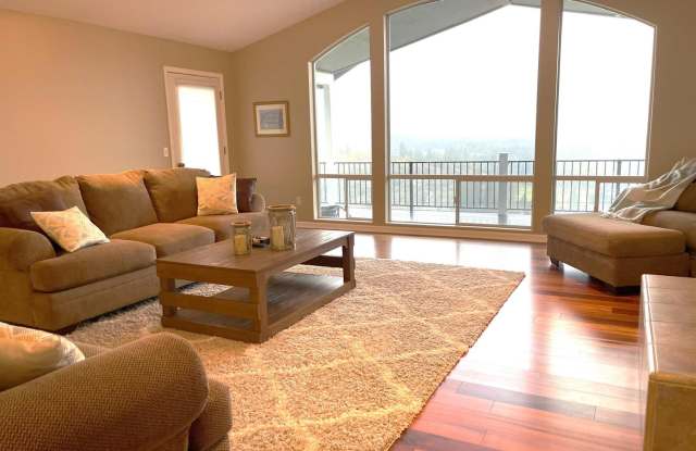 Elegant 4 bedroom 2.5 bath home, Completely Furnished