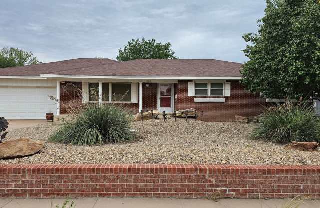 Gorgeous 3 bedroom, 2 bath home Available 4/17