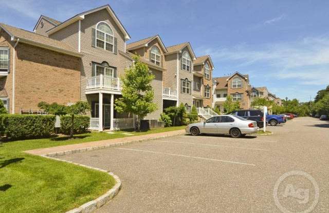 61 Village Plaza Drive Unit E32