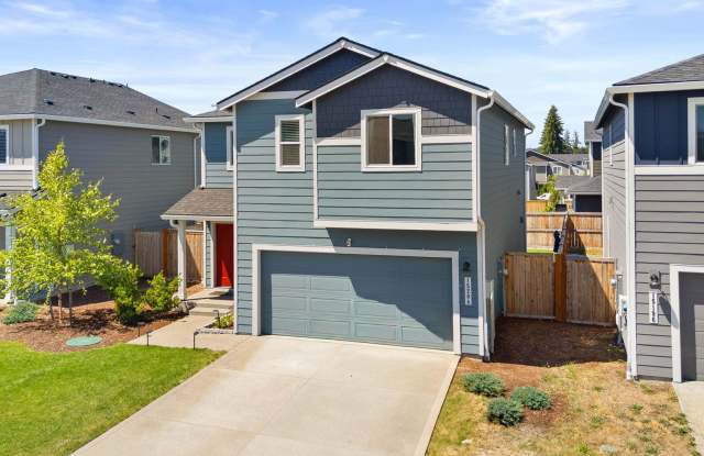 Spacious 3-Bedroom Home with Bonus Room, Main-Floor Den & Covered Patio Near JBLM