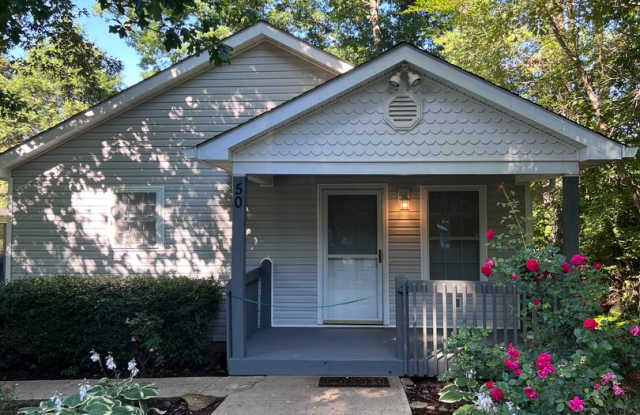 Photo of Lovely 3 bedroom/2 bathroom, Convenient Royal Pines area.