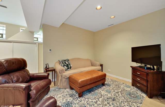 1917 N Larrabee Street