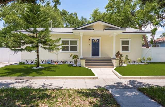 206 W WARREN Avenue